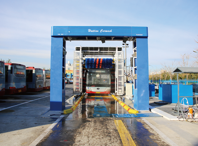 移动式巴士洗车机与自行式洗轮机组合使用，广泛应用于城市环卫车辆的外部清洗场所。 上图为济南历下区生活垃圾转运中心车辆清洗线。